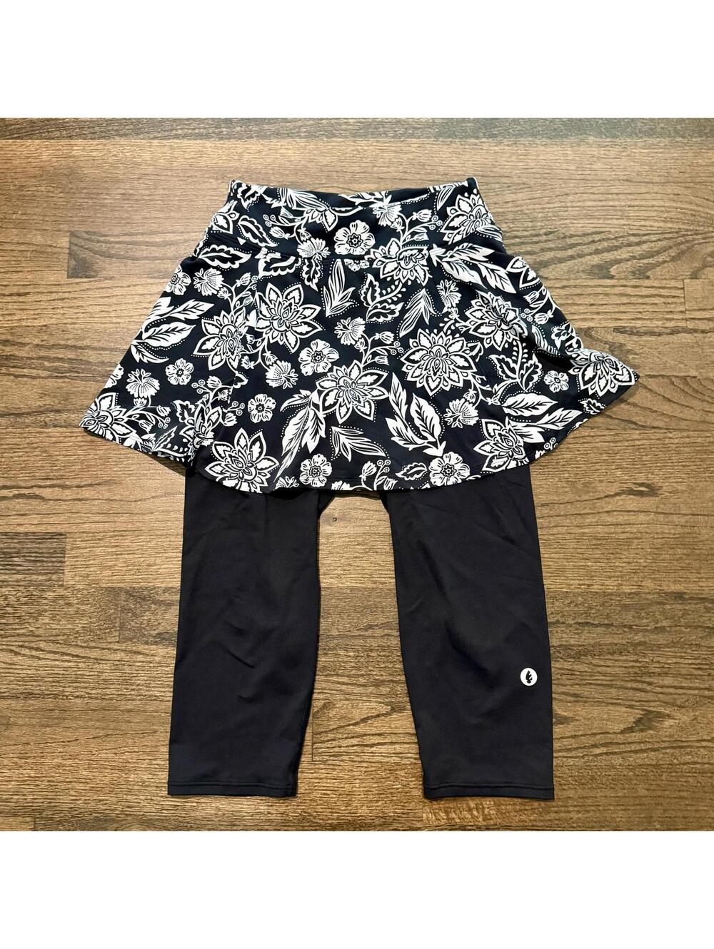dona jo Skirted Capris Medium